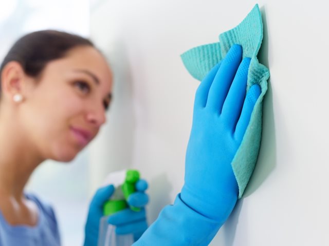 Λεκέδες από υγρασία στους τοίχους; Δες το κόλπο με την κάλτσα που τους εξαφανίζει οριστικά