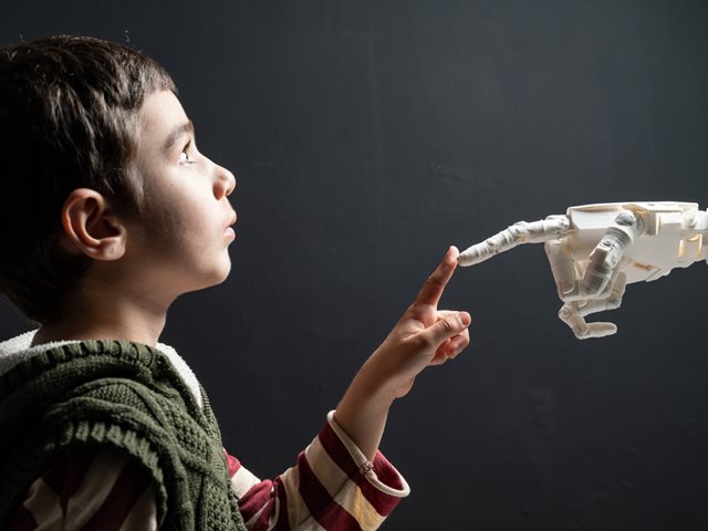 "Με παρακολουθεί!": Το ρομπότ της αγάπης που εντυπωσιάζει τα παιδιά