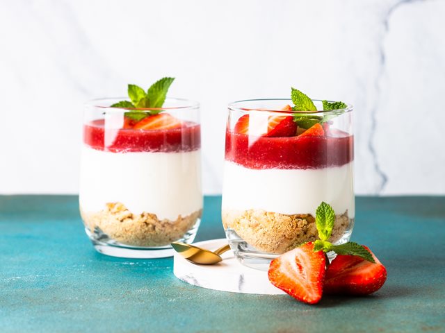 Αυτό το υγιεινό cheesecake είναι το γλυκό του καλοκαιριού - Με γιαούρτι και χωρίς ζαχάρη, δε θα πιστεύεις πόσο νόστιμο είναι