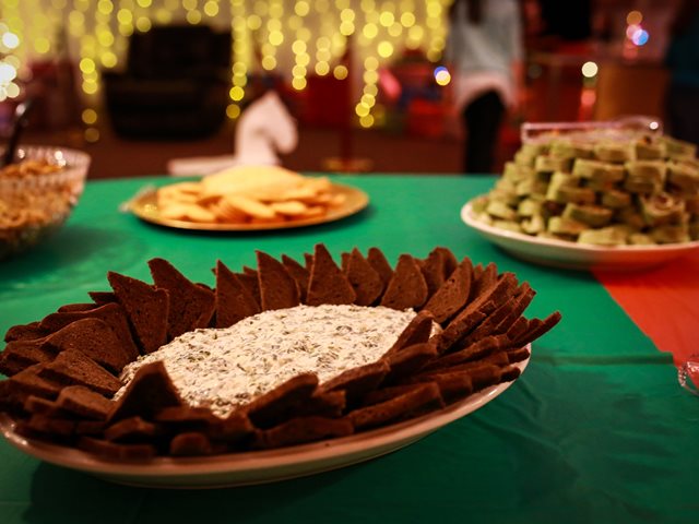 Dip φέτας με γιαούρτι και μυρωδικά για το εορταστικο τραπέζι