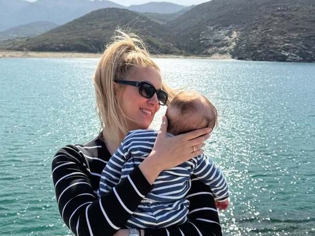 Η Φωτεινή Πετρογιάννη μας δείχνει το γεμάτο τέχνη δωμάτιο του γιου της