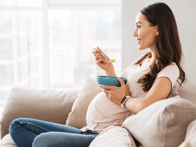 "Είμαι έγκυος, τρώω για δύο": Τα dos & don’ts της διατροφής στην εγκυμοσύνη