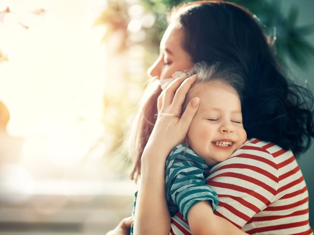 Ασφαλής προσκόλληση: Ο πιο σημαντικός παράγοντας για την ανάπτυξη των παιδιών στα πρώτα χρόνια της ζωής τους