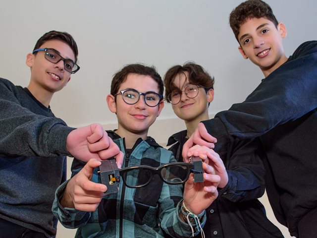 Xαράλαμπος Μυλωνάς: Ο καθηγητής της ομάδας μαθητών που δημιούργησε τα έξυπνα γυαλιά "A-Eye" μιλάει στο The Mamagers