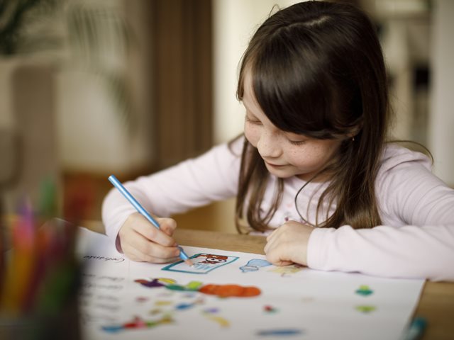 Πώς καταλαβαίνεις αν κρατά σωστά το μολύβι το παιδί: Οι 5 λάθος λαβές και πότε χρειάζεται εργοθεραπεία
