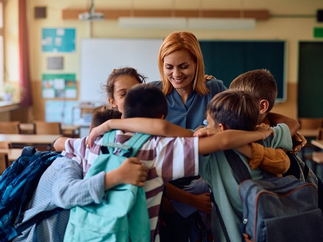 Θυμάσαι τις βόλτες με τους συμμαθητές την τελευταία μέρα του σχολείου; Μια δασκάλα μας το υπενθύμισε με την έκπληξη που έκανε στους μαθητές της