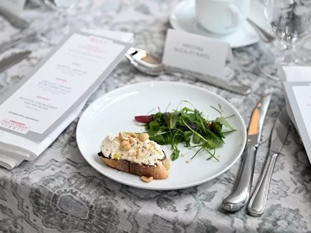 Το πιάτο που πρέπει οπωσδήποτε να αποφεύγουμε να παραγγέλνουμε όταν έχει ζέστη