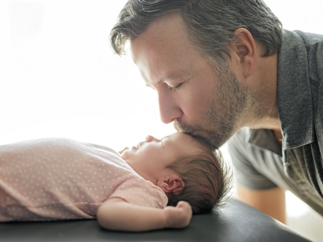 Πώς θα συνδεθώ με το νεογέννητο μωρό μου; 6 tips για νέους μπαμπάδες