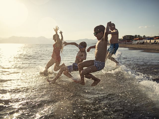 Γιατί τα παιδιά στην Ελλάδα κάνουν περισσότερη φασαρία από τα παιδιά των τουριστών; Η άποψη του Μάριου Μάζαρη που δεν είχαμε σκεφτεί