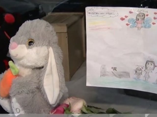 Συγκινεί ο επικήδειος λόγος της δασκάλας της Αγγελίνας: "Ένα μεγάλο συγγνώμη γιατί δεν προλάβαμε να σε σώσουμε"