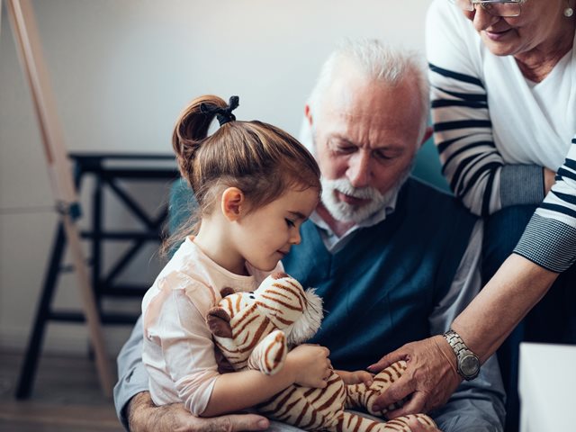 3 εύκολα αλλά εκπαιδευτικά παιχνίδια που μπορούν να παίξουν οι παππούδες με τα νηπιάκια