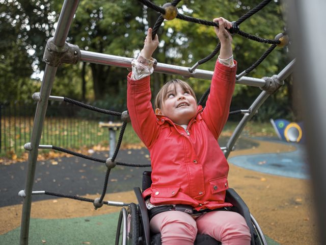 Μαθητές μπαίνουν στη θέση συμπολιτών τους ΑμεΑ για να κατανοήσουν τις δυσκολίες που αντιμετωπίζουν