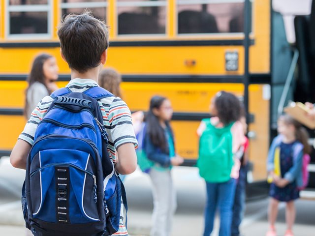 Σχολικά λεωφορεία: "Κυκλοφορούν σχολικά με σοβαρές βλάβες, οδηγούν άνθρωποι χωρίς δίπλωμα"