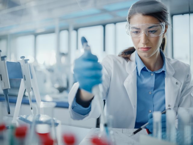 Iογενής μηνιγγοεγκεφαλίτιδα: Πόσο επικίνδυνη είναι η νόσος που παρουσιάστηκε σε μαθητή ΕΠΑΛ στην Αθήνα