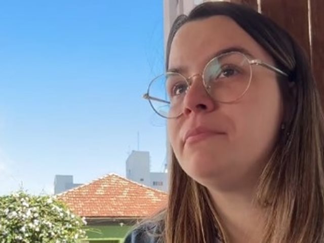 Viral βίντεο: Ένα κορίτσι τρώει το τελευταίο γεύμα που της ετοίμασε η μητέρα της πριν πεθάνει