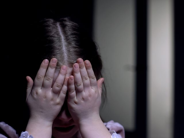 "Καλύτερα να σε έπνιγα όταν σε γεννούσα": Οι σοκαριστικές μαρτυρίες των παιδιών της γυναίκας που βασάνιζε τα 4 παιδιά της στον Πειραιά