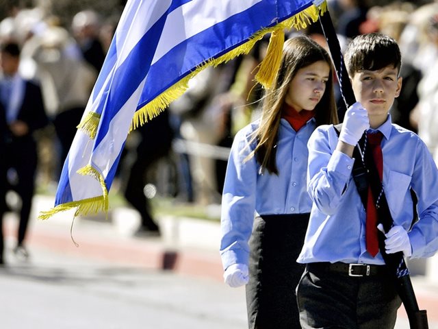 Mαθητής δημοτικού με αυτισμό αποκλείστηκε από σημαιοφόρος στην παρέλαση