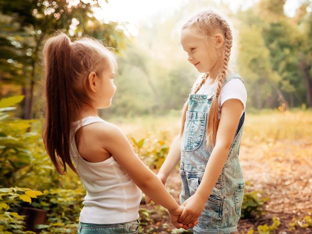 10 φράσεις που μαθαίνουν στα παιδιά τι σημαίνει συνεργασία και ευγένεια