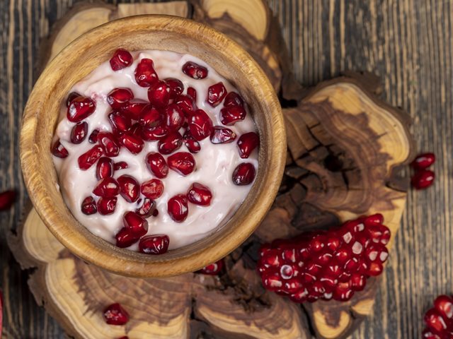 Χριστουγεννιάτικο γιαουρτογλυκό με ρόδι για το γιορτινό τραπέζι