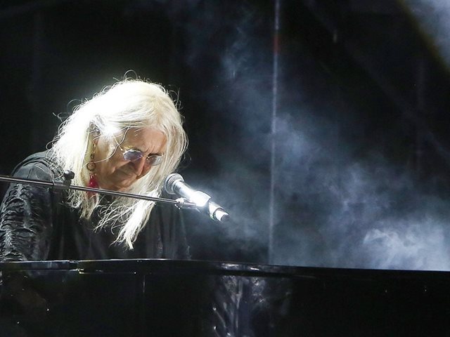 "Θα αγαπούσες τη μαμά σου, αν δεν ήτανε η μαμά σου;" Το τραγούδι του Νίκου Καρβέλα για τη γονεϊκότητα