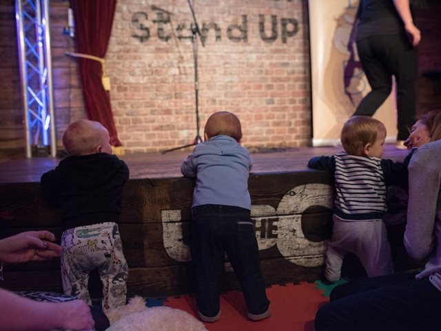 Γονείς σε απόγνωση; Η κωμωδία απαντά με μια ιδέα που κάνει θραύση στην Αγγλία