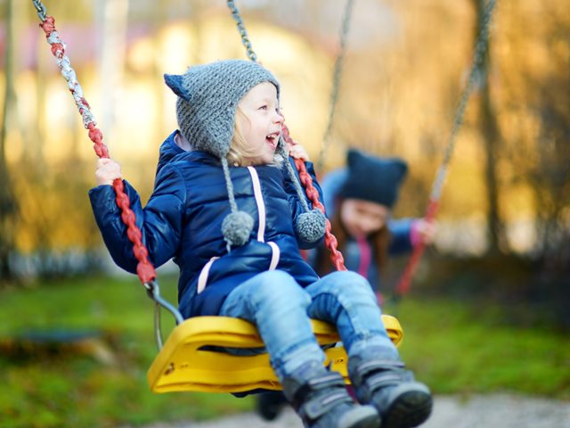 Κάνει καλό στα παιδιά το παιχνίδι έξω όταν έχει κρύο;