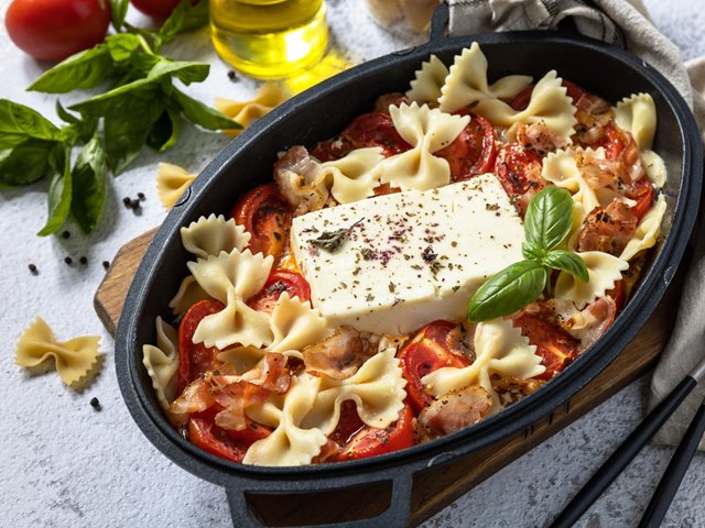 Μακαρόνια στο φούρνο με ντοματίνια και φέτα