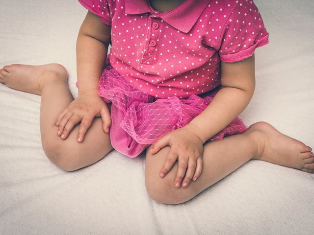 Γιατί το παιδί μου κάθεται συνέχεια με τα γόνατα λυγισμένα σε θέση "W"; Τι σημαίνει;