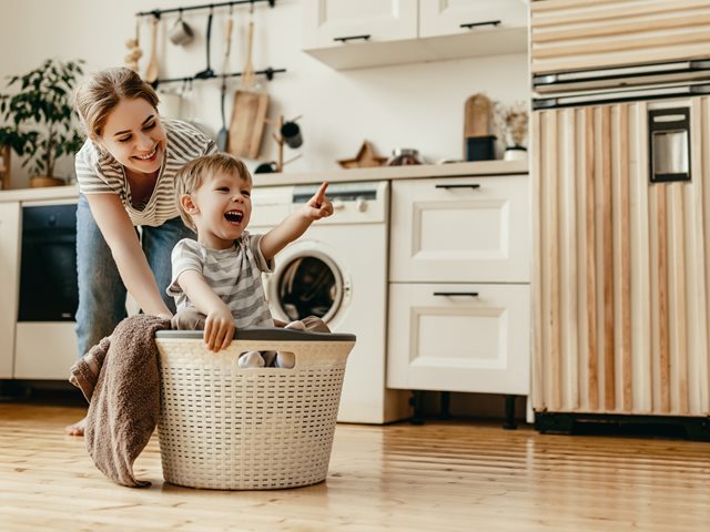 Δεν προλαβαίνεις; Η λίστα καθαριότητας που θα κολλήσεις στο ψυγείο σου