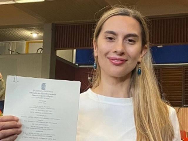 Η Βίκυ Βολιώτη πήρε το πτυχίο της με την κόρη της στο πλευρό της