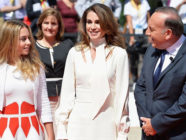 Βασίλισσα Ράνια: Ποιο αγαπημένο της κόσμημα δανείζονται συχνά οι δυο κόρες της, Ιμάν και Σάλμα;