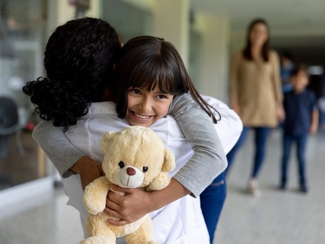 Ένα πρόγραμμα δημιουργικής απασχόλησης νοσηλευόμενων παιδιών τους προσφέρει στιγμές χαράς