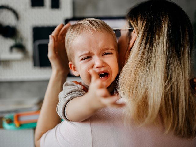 Το παιδί σου χτυπά τον εαυτό του; Τι κρύβεται από πίσω και τι μπορείς να κάνεις