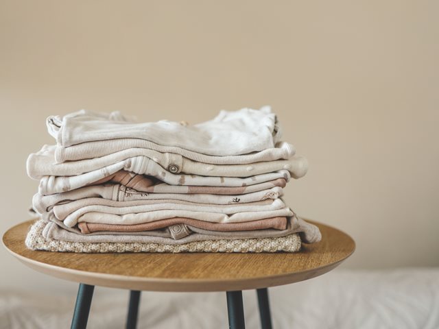 Οι top συμβουλές της Tidy Guru για να διπλώνεις σωστά τα ρούχα στη ντουλάπα σου