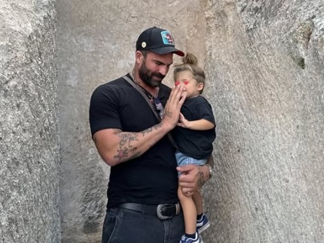 Ο 2.5 ετών Πάρης Αλεξάνδρου τακτοποιεί το δωμάτιό του- Έτσι κατάφερε ο μπαμπάς του να του το διδάξει