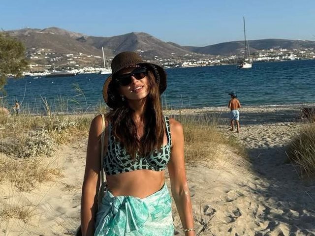 Η Σταματίνα Τσιμτσιλή ποζάρει με τη μαμά της με φόντο το ηλιοβασίλεμα της Πάρου