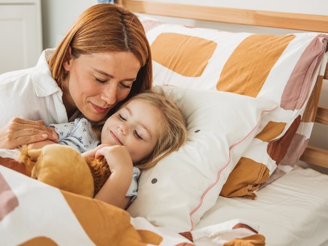 Έτσι θα αφαιρέσεις εύκολα λεκέδες από τα μαξιλάρια- Tο σπιτικό κόλπο της μαμάς