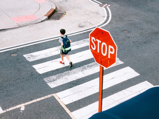 Από το χεράκι μας, στον δρόμο μόνο του: Πώς χτίζουμε σωστές συνήθειες ασφάλειας στα παιδιά
