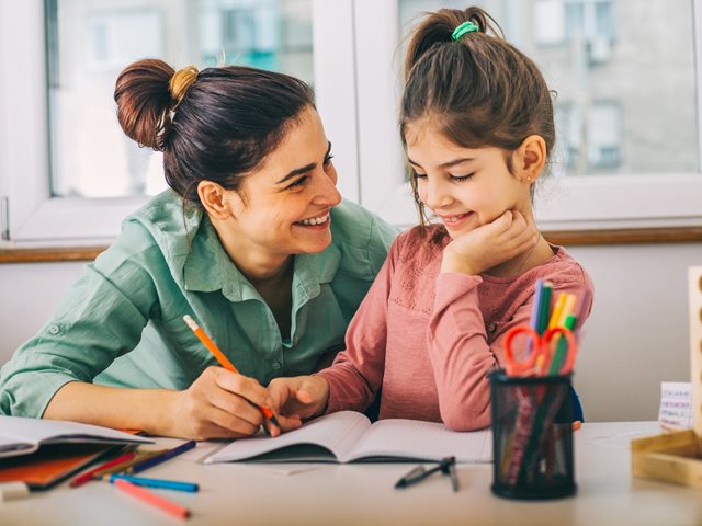 Πώς βοηθάμε ένα παιδί να "θέλει" να διαβάσει τα μαθήματά του (κι όχι να "πρέπει");