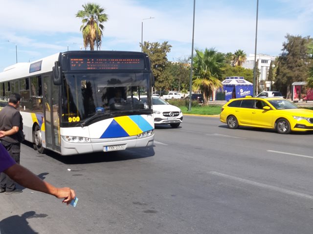 Σοβαρό τροχαίο με δύο λεωφορεία στην παραλιακή: 17 παιδιά τραυματίστηκαν