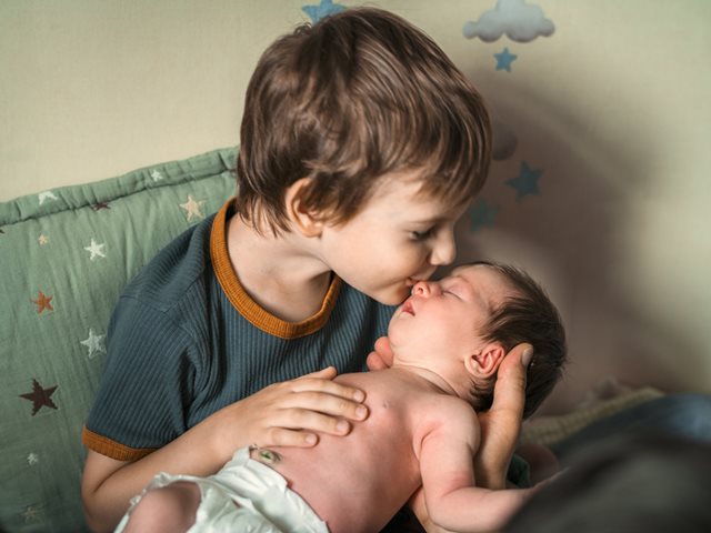 Νεογέννητο στο σπίτι: Πρέπει να σταματήσουμε το αδελφάκι του από τον παιδικό σταθμό;