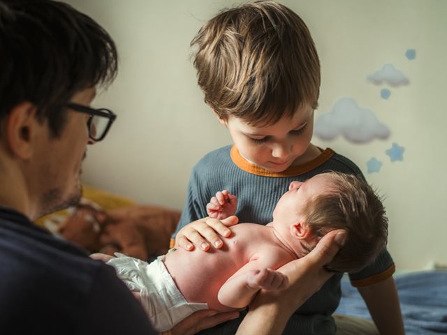 Η πρώτη συνάντηση με τη νεογέννητη αδελφή του! Ένα μικρό αγόρι έγινε viral για τον τρόπο που το χειρίστηκε