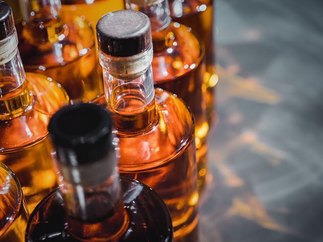 Ημιλιπόθυμες από το αλκοόλ δύο 14χρονες - Είχαν αγοράσει 6 μπουκάλια από μίνι μάρκετ