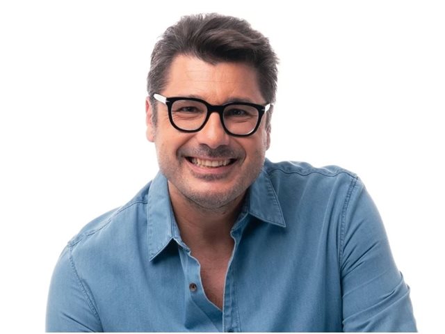 Ο Λάμπρος Κωνσταντάρας θυμάται τον παππού του και φωτογραφίζεται στα ίδια μέρη, 40 χρόνια μετά