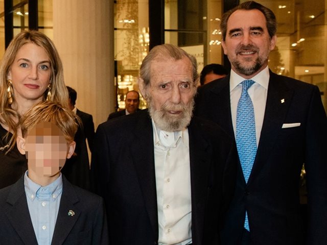 Χρυσή Βαρδινογιάννη: Η φωτογραφία με τα δύο της παιδιά, τον πατέρα της και τον Νικόλαο Ντε Γκρες σε ξεχωριστή βραδιά για την οικογένειά της