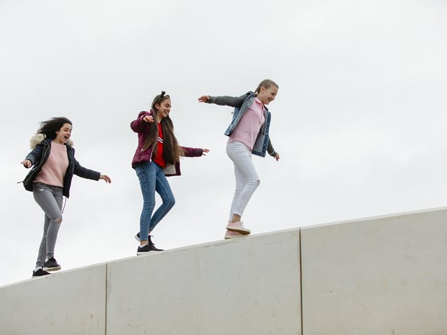 Η εφηβεία δεν είναι η πιο ριψοκίνδυνη ηλικία: Τι αποκαλύπτει νέα μελέτη για το ρίσκο και την επίβλεψη από τους γονείς