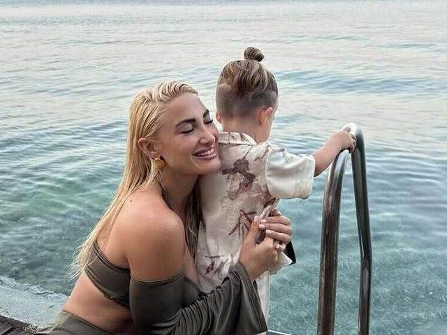 Η Ιωάννα Τούνη έκανε πιλάτες μαζί με τον γιο της και συνδύασε παιχνίδι με αθλητισμό