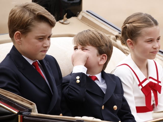 Πρίγκιπας Λούις: Μεγαλώνει και ποζάρει όπως όλα τα παιδιά στην ηλικία του