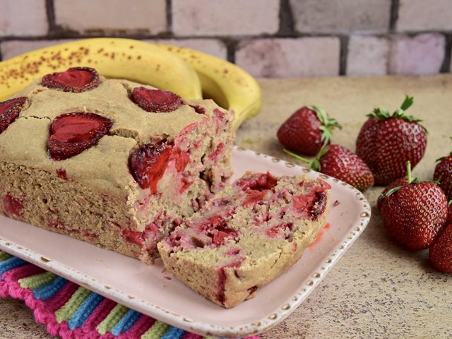 Banana Bread χωρίς ζάχαρη - Το απόλυτο υγιεινό κέικ με twist τις φράουλες