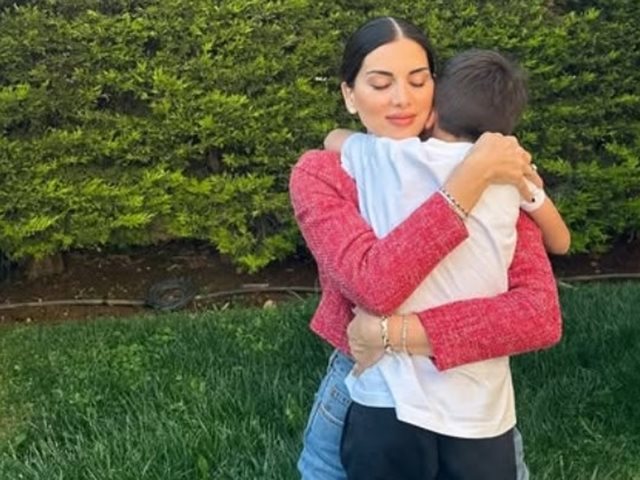 Κλασική Ελληνίδα μαμά: Ο γιος της Σταματίνας Τσιμτσιλή κοιμάται στην αγκαλιά της σε δεξίωση γάμου